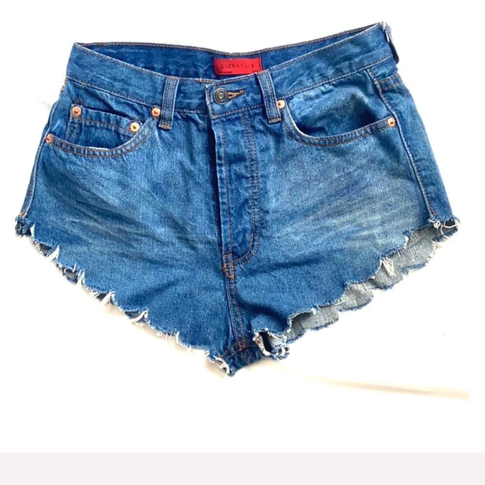 Scalloped hem high rise shorts